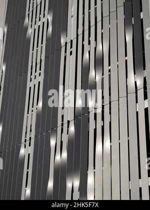 Vue directe sur la façade d'un parking dans le campus Old Road d'Oxford.Très linéaire et moderne, même ennuyeux, mais les bandes à moitié torsadées sont arc Banque D'Images