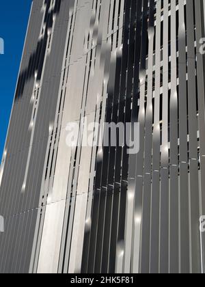 Vue directe sur la façade d'un parking dans le campus Old Road d'Oxford.Très linéaire et moderne, même ennuyeux, mais les bandes à moitié torsadées sont arc Banque D'Images