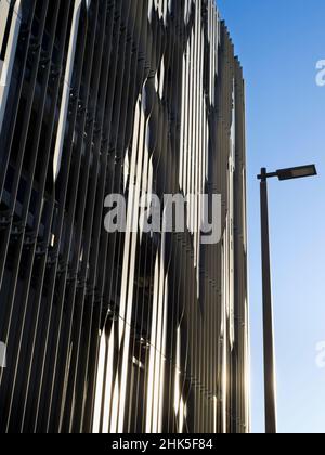 Vue directe sur la façade d'un parking dans le campus Old Road d'Oxford.Très linéaire et moderne, même ennuyeux, mais les bandes à moitié torsadées sont arc Banque D'Images