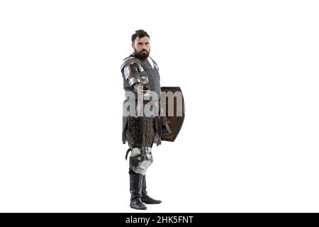 Portrait de seriuos homme, guerrier médiéval ou chevalier avec épée et bouclier dans une armure spéciale de chaîne isolée sur fond blanc Banque D'Images