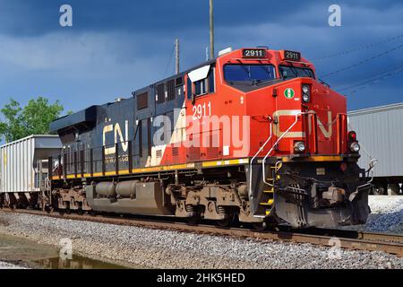 Elgin, Illinois, États-Unis. Une seule locomotive du chemin de fer national canadien conduit un train de marchandises dans la banlieue de Chicago. Banque D'Images