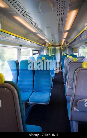 Intérieur d'un train de voyageurs vide pendant la pandémie du coronavirus, en Angleterre. Banque D'Images