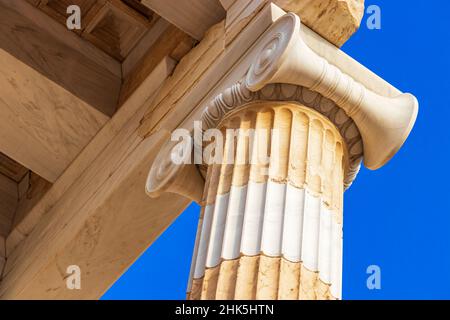 Détails figures sculptures colonnes de l'Acropole d'Athènes avec des ruines étonnantes et belles Parthénon et bleu ciel nuageux dans la capitale grecque Athen Banque D'Images