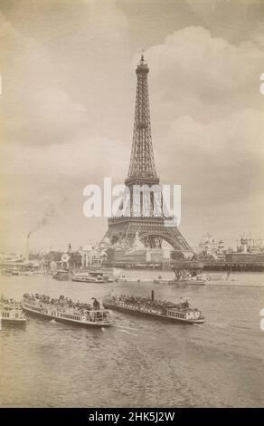 Photographie antique de la Tour Eiffel vers 1889 lors de l'exposition universelle de 1889 à Paris, France.Des ferries transportent les touristes qui traversent la Seine.SOURCE: PHOTOGRAPHIE ORIGINALE D'ALBUMINE Banque D'Images