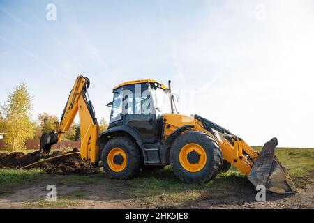 Une grande pelle de construction de couleur jaune sur le chantier de construction dans une carrière pour l'exploitation de carrières. Image industrielle Banque D'Images