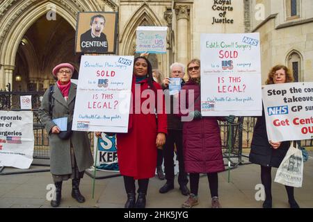 Le député travailliste Bell Ribeiro-Addy (deuxième à partir de la gauche) et d'autres manifestants tiennent des pancartes anti-centène et pro-NHS (National Health Service) pendant la manifestation. Les manifestants se sont rassemblés devant les cours royales de justice pour le deuxième jour de la contestation judiciaire contre la prise de contrôle des pratiques du NHS GP par la société américaine Centène.(Photo de Vuk Valcic / SOPA Images / Sipa USA) Banque D'Images