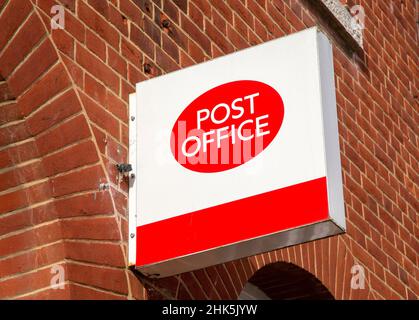 Gros plan de la signalisation du bureau de poste sur le mur, Aldeburgh, Suffolk, Angleterre, Royaume-Uni Banque D'Images