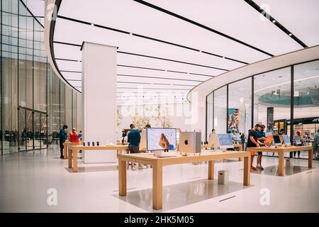 Dubaï, Émirats Arabes Unis - 22 mai 2021 : Apple Store intérieur dans le centre commercial de Dubaï.Apple Mac Pro et Display smartphones présentent sur Showcase.Apple Store dans la galerie marchande du Banque D'Images