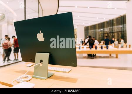 Dubaï, Émirats Arabes Unis - 22 mai 2021 : Apple Store intérieur dans le centre commercial de Dubaï.Apple iMac présente sur la vitrine.Apple Store à Mall of the Emirates, Dubaï Banque D'Images
