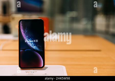 Dubai, Émirats Arabes Unis - 22 mai 2021 : les smartphones Apple iPhone sont présents sur Showcase dans l'Apple Store de Dubai Mall.Apple Store à Mall of the Emirates, Dubaï Banque D'Images