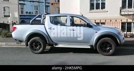 Un pick-up Mitsubishi L200 enregistré en argent en 2009 est stationné à Teignmouth, Devon, Angleterre, Royaume-Uni. Banque D'Images