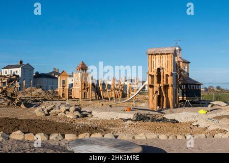 Poundbury, Dorchester, Dorset, Royaume-Uni. 2nd février 2022. Météo au Royaume-Uni : un terrain de jeu digne d'un futur roi. Le nouveau terrain de jeu pour enfants est en construction à côté du Grand champ, dans le village du roi Charles de Poundbury à Dorchester, dans le Dorset, qui a des caractéristiques qui ressemblent à certains des bâtiments historiques de la nouvelle ville, par une journée chaude avec un ciel ensoleillé. Crédit photo : Graham Hunt/Alamy Live News Banque D'Images