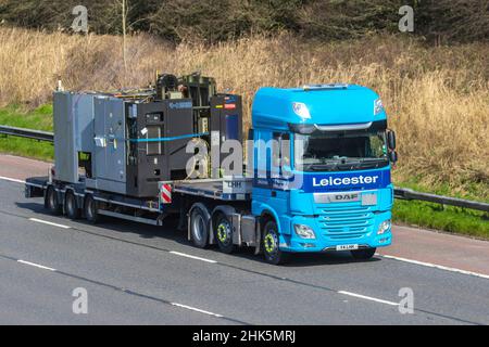 Leicester transport lourd : camion DAF transportant des loches électriques de centre d'usinage horizontal Toyoda FH63. Banque D'Images