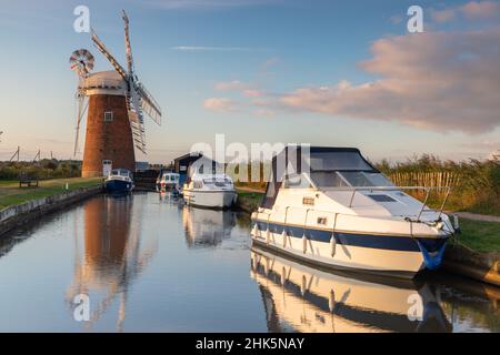 Des bateaux amarrés à Horsey Mill dans le nord de Norfolk sur les Norfolk Broads juste après le lever du soleil Banque D'Images