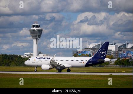 Munich, Allemagne - septembre 30.2021: Lufthansa Airbus A320-214 avec l'immatriculation de l'avion D-AIWG commence sur la piste sud 26L du Mu Banque D'Images