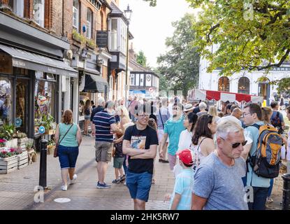 Centre-ville du Royaume-Uni ; Harpenden High Street - foules de personnes en été dans le centre-ville de Harpenden, Harpenden, Hertfordshire Royaume-Uni Banque D'Images