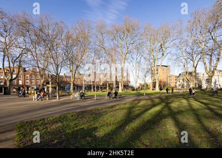 Newington Green London UK, un espace vert ouvert au soleil, aux frontières de Hackney et Islington, Londres N1, Londres UK Banque D'Images