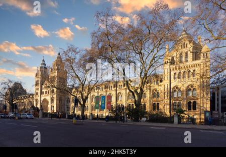 Natural History Museum South Kensington Londres UK - extérieur vu de Cromwell Road, (conçu par Alfred Waterhouse, architecture romane Royaume-Uni) Banque D'Images