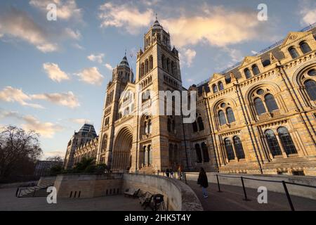 Natural History Museum UK, à South Kensington Londres UK au coucher du soleil - extérieur, bâtiment conçu par Alfred Waterhouse, architecture romane UK Banque D'Images