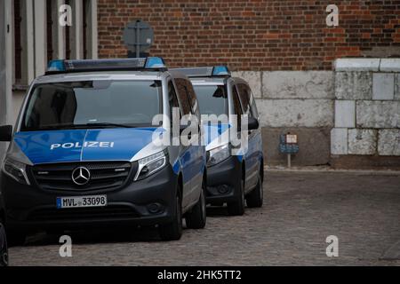 Stralsund, Allemagne 24 juin 2021, deux voitures de police devant le poste de police de Stralsund Banque D'Images