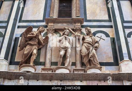 Scène de baptême de Jésus, statues sur la façade de Santa Maria del Fiore. Banque D'Images