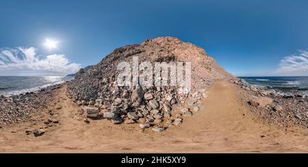 Vue panoramique à 360° de Vue panoramique hdr 360 sphérique sans couture sur la côte de la mer, en montagne sablonneuse, avec des nuages impressionnants en projection équirectangulaire, prêt pour VR