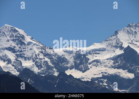 Vue sur la Jungfraujoch depuis le sommet de Heider Klum au-dessus d'Interlaken, en Suisse Banque D'Images
