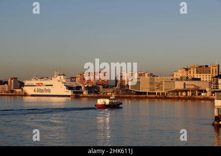 Un bateau Regina Ferry arrivant dans la baie de Santander Cantabria Espagne avec le bateau Salamanque Brittany Ferries Stone Crane et Botin Arts Centre Banque D'Images