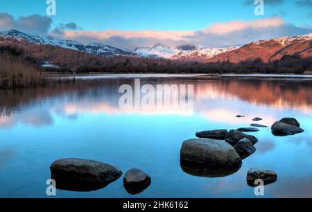 Elterwater et The Langdale Pikes at Sunrise dans le parc national du district de English Lake Banque D'Images