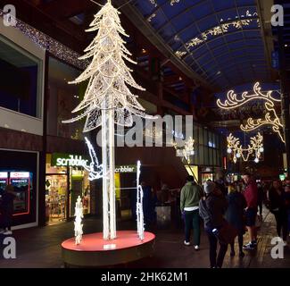 Décorations de Noël et lumières dans le centre commercial, Royaume-Uni Banque D'Images