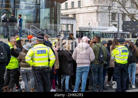 Londres, Royaume-Uni.2nd févr. 2022.Protesers Outside New Scotland Yard protestant contre l'illégalité présumée de la vaccination contre les covidés crédit: Ian Davidson/Alay Live News Banque D'Images