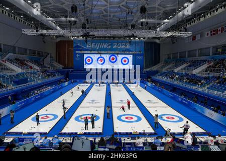 Pékin, Chine.02nd févr. 2022.Vue générale du centre aquatique lors de la compétition de curling de la session Mixte double round Robin 1 aux Jeux Olympiques d'hiver de Beijing 2022, le mercredi 2 février 2022.Photo de Paul Hanna/UPI crédit: UPI/Alay Live News Banque D'Images