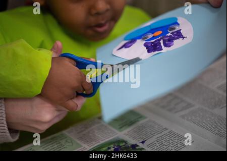 Darmstadt, Allemagne.02nd févr. 2022.Un enseignant coupe la main avec un enfant dans une garderie.Credit: Sebastian Gollnow/dpa/Alay Live News Banque D'Images