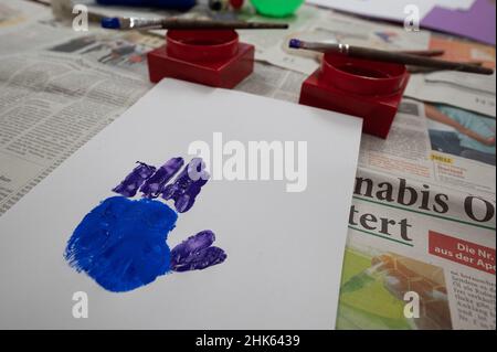 Darmstadt, Allemagne.02nd févr. 2022.Une main faite de peintures pour les doigts sur une feuille de papier repose sur une table dans une garderie.Credit: Sebastian Gollnow/dpa/Alay Live News Banque D'Images