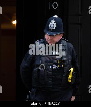 Londres, Angleterre, Royaume-Uni.2nd févr. 2022.Un agent de police se trouve à l'extérieur du 10 Downing Street, tandis que le Premier ministre britannique Boris Johnson est confronté au Parlement dans les QG.(Image de crédit : © Tayfun Salci/ZUMA Press Wire) Banque D'Images