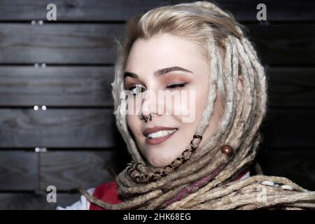 jolie femme blonde avec des dreadlocks wenking heureux Banque D'Images