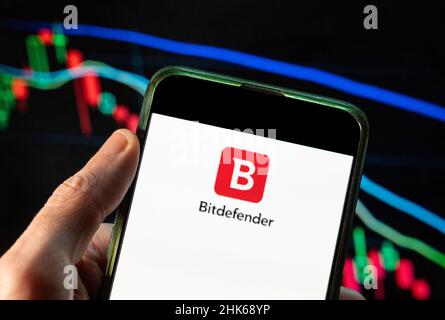 Chine.09th décembre 2021.Dans cette photo, le logo de la société roumaine de cybersécurité et d'anti-virus Bitdefender est affiché sur un smartphone avec un graphique d'indice boursier économique en arrière-plan.(Photo de Budrul Chukrut/SOPA Images/Sipa USA) crédit: SIPA USA/Alay Live News Banque D'Images
