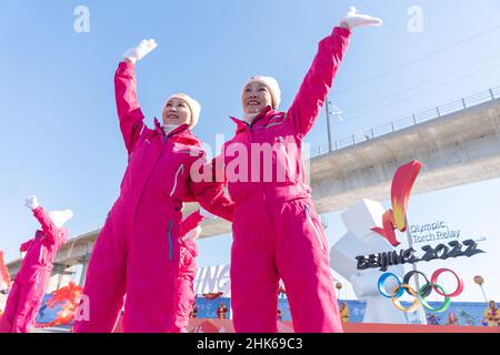 Pékin, Chine.2nd févr. 2022.Des artistes sont vus au Parc olympique d'hiver de Beijing, capitale de la Chine, le 2 février 2022.Credit: CAI Yang/Xinhua/Alay Live News Banque D'Images