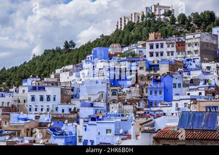 Vue panoramique sur les bâtiments de la ville de Chefchaouen peints en bleu et blanc Banque D'Images