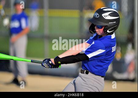 Sycamore, Illinois, États-Unis.Un jeune adolescent se balançant sur un terrain pendant un match de baseball de ligue de jeunesse. Banque D'Images