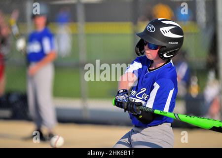 Sycamore, Illinois, États-Unis.Un jeune adolescent se balançant sur un terrain pendant un match de baseball de ligue de jeunesse. Banque D'Images