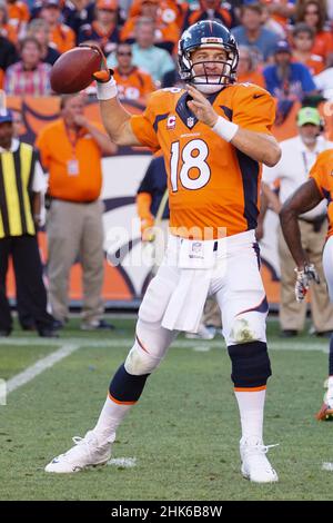 Denver Broncos quarterback Peyton Manning lance une passe pendant un match de la NFL. Banque D'Images