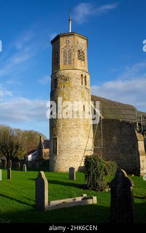L'église Sainte-Marie-la-Vierge, avec une tour octogonale et un toit de chaume à Beachamwell, Norfolk, Royaume-Uni, avant l'incendie de février 2022 Banque D'Images