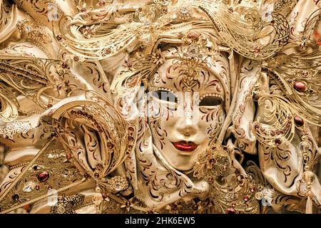 Fond doré de luxe avec masque vénitien traditionnel à Venise, Italie Banque D'Images