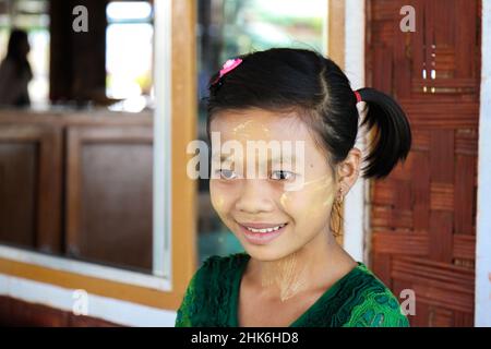 Lac Inle, Myanmar, le 11 janvier 2017: Bonne jeune fille avec la crème naturelle du soleil de Thanaka sur le visage, aide à servir dans le restaurant touristique, lac Inle, Mya Banque D'Images