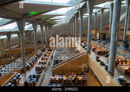 Alexandrie Egypte décembre 2021 intérieur de l'étonnante bibliothèque d'alexandrie, bibliotheca alexandria a construit à l'endroit où l'ancienne est tardive Banque D'Images