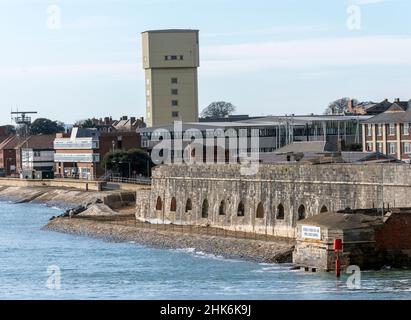 Fort Blockhouse, Gosport, Hampshire, Angleterre, Royaume-Uni avec la Submarine Escape Training Tower en arrière-plan. Banque D'Images