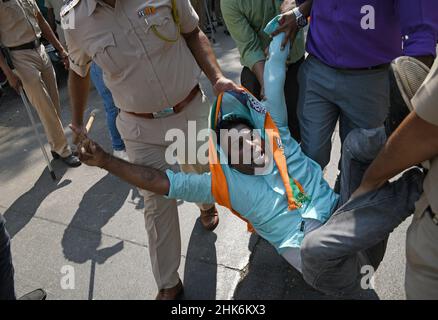 Mumbai, Inde.02nd févr. 2022.Les policiers ont emprisonné un partisan du Bharatiya Janata Party (BJP) pendant la manifestation.la manifestation a été contre le parti du Mumbai Pradesh Youth Congress qui était venu protester contre l'utilisation des logiciels espions Pegasus par le BJP (Bharatiya Janata Party).(Photo par Ashish Vaishnav/SOPA Images/Sipa USA) crédit: SIPA USA/Alay Live News Banque D'Images