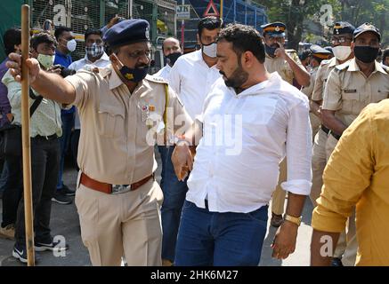 Mumbai, Inde.02nd févr. 2022.Un policier a été témoin d'avoir arrêté un partisan du Bharatiya Janata Party (BJP) pendant la manifestation.la protestation a été contre le parti du Mumbai Pradesh Youth Congress qui était venu pour protester contre l'utilisation de Pegasus Spyware par le BJP (Bharatiya Janata Party).(Photo par Ashish Vaishnav/SOPA Images/Sipa USA) crédit: SIPA USA/Alay Live News Banque D'Images