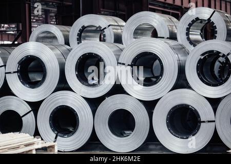 Rouleaux de tôle d'acier galvanisé à l'intérieur de l'usine ou de l'entrepôt. Banque D'Images